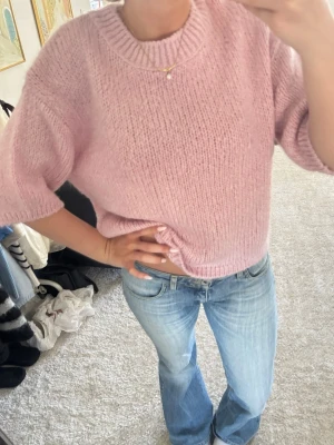 Ljusrosa stickad tröja med kort ärm - Säljer en söt ljusrosa stickad t- shirt helt ny med prislapp kvar - ny pris 380