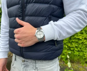 Silverfärgad klocka från Doventi  - Stilren klocka från Doventi med silverfärgat armband i metall och ljus urtavla. Klassisk design med tydliga siffror och datumvisning. Perfekt accessoar för dig som gillar en clean och tidlös look.