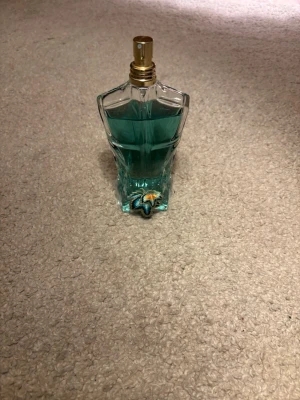 Jean Paul Gaultier Le Male parfym paradise garden, EDP (125 ml ) - Jean Paul Gaultier Paradise Garden 125ml 🌿 Populär och svår att få tag på. Använd få gånger, mycket kvar. Perfekt till sommaren 