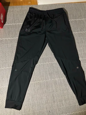 Under Armour Reflective - Regnbågsreflektiva Under Armour byxor nyskick oanvända. Köpte fel storlek