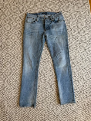 Nudie jeans - Nudie jeans - Modell: Grim Tim - Storlek: W31/L32 - skick: 9/10 - Nypris runt 2000kr Bara att höra av sig vid minsta fundering!🤩