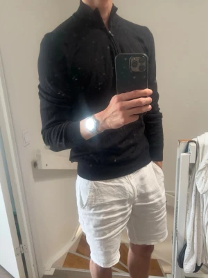 Svart ziptröja från BOSS - Använt ett fåtal gånger! Snygg svart ziptröja från BOSS med hög krage och dragkedja framtill. Tröjan är ribbstickad vid ärmslut och nederkant, vilket ger en stilren och modern look. Perfekt att bära över en t-shirt eller skjorta för en avslappnad men uppklädd stil.