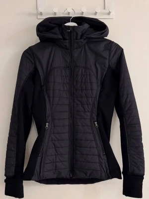 Lululemon jacka  - Jättefin Lululemon jacka, storlek 4. Passar xs-s, säkert en mindre m också!🌸ena fickan är lite trög men funkar!