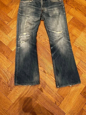Levi's 517 - Eftertraktad model som är svår att hitta. Finns inga jeans som dessa i hela världen. Otroliga fades och lagningar. (Snälla köp ej om ni inte förstår vad vintage innebär) 