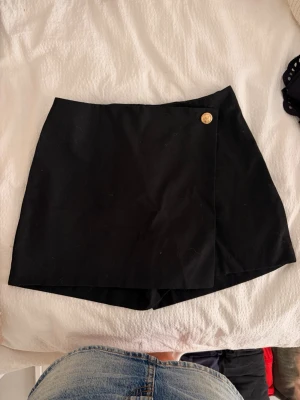 Helt ny shorts-kjol  - Helt ny aldrig använd, men tycker inte att den passar mig därför säljer jag den. Finns katt hår på den men tar såklart bort de innan den skickas. 🥰🥰