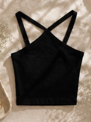 Svart ribbad linnetopp  - 🖤 Svart topp med korsade band  🖤           Denna topp är så minimalistisk men ändå så snygg detalj i ryggen!!passar literally till allt 🫶  Bundle finns🤍  - Soft and pieces