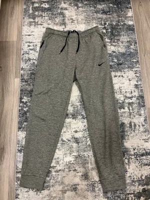 Nike joggers - Säljer dessa Nike joggers/sweatpants från XXL SPORT. Nytt skick på de och är nyligen köpta för 580kr. Priset kan diskuteras.
