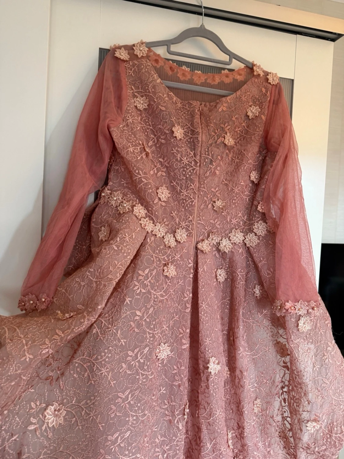 Rosa långklänning med spets och blommor - 1