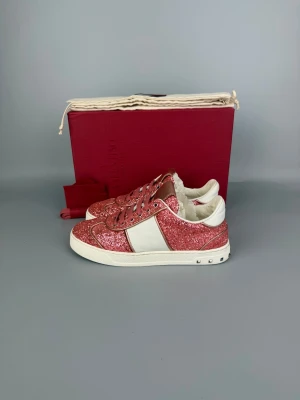 Valentino Flycrew Sneaker Pink Glitter - • The shoes have been worn 2–3 times and are in like-new condition • Size: 36 • Color: Pink Glitter • Retail price: ~5000 SEK (no longer in production) • Box, dustbag new laces & valentino card included