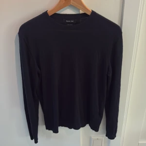 Svart tröja från Massimo Dutti - En stilren svart kashmirtröja från Massimo Dutti. Tröjan är i bra skick med en enkel och klassisk design som passar perfekt till många olika outfits. Skriv om ni har några frågor!