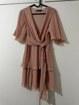 Klänning  - En klänning från Zara i stl S som aldrig är använd säljs för 200 kr. 