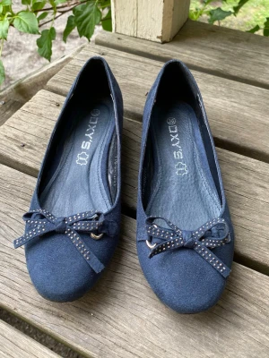Ballerinaskor - Snygga marinblå ballerinaskor med en söt rosett. Storlek 36 men passar 37 också💙