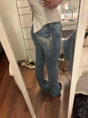 Low waist boutcut jeans  - Säljer dessa skit snygga jeansen från Gina Tricot då dem tyvärr är lite för små i för mig. Som de syns på dem 2 sista bilderna så har jag målat lite rosa på hålen. Vet tyvärr inte om de går att få bort då jag inte kommer ihåg vad de va jag använde. Dem är lite för långa för mig som är 165. Men dem är i mycket fint skick. Vid frågor eller funderingar e de bara att skriva till mig. Pris kan diskuteras🩷