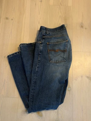 Nudie Flare Glenn - Säljer dessa riktigt schyssta bootcut/flare jeansen från Nudie! Modellen är flare glenn och storleken är 32/33. De är i allmänt bra skick men de har lite slitningar vid hälen vilket syns på bild 3 då jag vikt upp dem, då de var lite långa på mig. (Har inte sytt i dem) Hör av er om ni har frågor eller prisförslag!👍