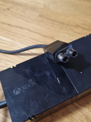 Xbox one strömadapter svart original - Säljer en svart original strömadapter till Xbox one  med klassisk rektangulär form och Xbox-logga på ovansidan. Kabeln har en unik kontakt för anslutning till konsolen. Perfekt tillbehör om du behöver extra strömförsörjning till din Xbox.