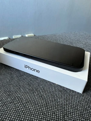 Svart iPhone 16 med box HELT NY - HELT NY iPhone 16, allt följer med. Köptes den 23/5 och säljer den eftersom jag köpte en iPhone 17 på Power Kungsgatan invigning. 