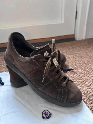 Moncler skor - Super snygga moca skor från Moncler i storlek 42, färgen är khaki.  Skorna är i nyakick med två styckna dustbags. Inga defekter! Nypris 5000kr mitt pris 1899kr. Hör av er vid frågor. Mvh Trend closet✨
