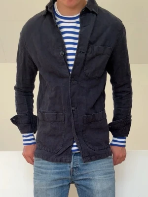 Mörkblå Overshirt - Mörkblå overshirt i linne. Sitter i strl S och bra skick! Hör gärna av er vid frågor elr funderingar!!