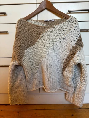 Beige och vit chunky stickad tröja från Zara storlek XS - Unik chunky stickad tröja i beige, vitt och ljusbrunt med breda blockränder. Tröjan har rund halsringning och långa ärmar. Storlek XS. Polyester/ polyamid/ ull mix