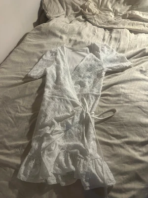Fin skolavslutnings klänning!! - Passar perfekt till student eller skolavslutning😍 tyvärr är den lite för liten för mig. Enbart använd enstaka gånger!!