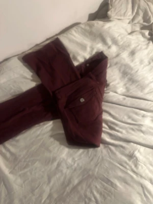 Fina vinröda jeans - Använda enstaka gånger men fof väldigt fina!Kan vara någon fläck men ingenting man märker alls☺️