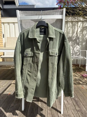 Grön manchester jacka - En grön Manchester/jeans jacka från Zara. Bra skick, inga skador eller hål eller så. Jag brukar ha S och den passar mig trots att den är xs. Längd - 68cm Bredd - 62cm Armlängd från armhåla - 42cm