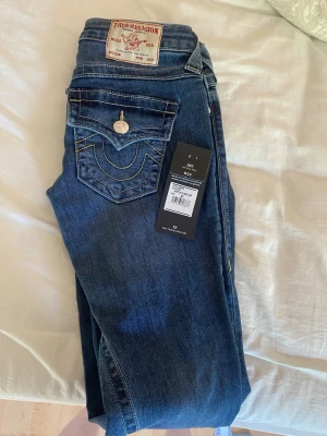 Helt nya true religion jeans! - Säljer dessa helt nya och oanvända true religion jeans. Jeansen är lågmidjade och är bootcut. Modell joey, storlek 23. Säljer pågrund av att jag fick de i present och de va fel storlek och man kan inte lämna tillbaks de längre. Nypris 1399kr. Pris kan diskuteras! 