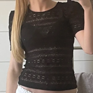 Spets topp - Säljer en fin svart blus från Vila, jag håller just nu på att rensa ut min garderob och därför säljer jag den. Den är superskön att ha under sommaren och även skitsnygg. Den är använd men inga defekter alls🫶🏼💗