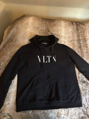 Valentino hoodie - Äkta valentino hoodie, riktigt bra skick. Storlek L. 999kr!!!