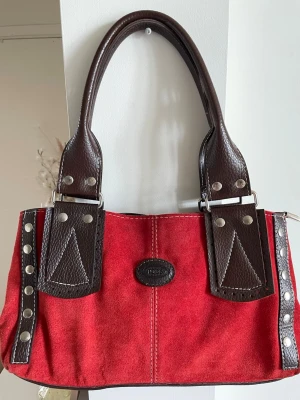 Tods röd vintage väska  - Medelstor väska med mocka material. Superbra skick! Köpte den för 3500kr
