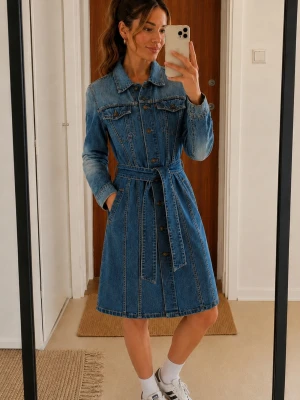 Levi's XS vintage jeansklänning denim dress midi belted figursydd 100% cotton Y2K - ●Storlek: XS●  ●Skick: Jättefint skick!●  ●Material: 100% Bomull●  Supersnygg äldre Levi's jeansklänning i kraftig, högkvalitativ denim (100% bomull). Tyget är tungt och rejält.  Figursydd modell med markerad midja och knytband som framhäver formen på ett väldigt fint sätt. Knäppning framtill och klassiska Levi's-detaljer.  Perfekt både till vardag och att klä upp, modell som alltid funkar.  Skriv om du har frågor, svara fort.  ●Skickas snabbt!●