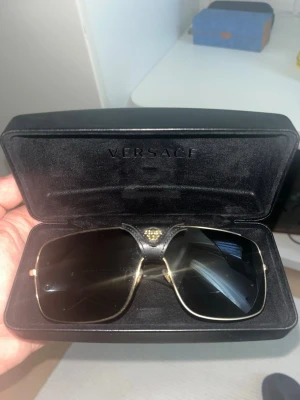 Versace solglasögon  - Hej, säljer nu lika i stort sätt hela nya Versace solglasögon då den inte kommer till användning. Dom är köpte på Versaces butik i Tyskland och är självklart äkta.  Köpta för 3200kr säljer för 2000kr men kan sänka priset vi den snabb om smidig affär. 