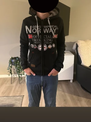 Geographical Norway - Säljer min Geographical Norway Hoodie då den inte används längre. Storlek M och sitter riktigt bra. Hör av dig vid funderingar, fler bilder eller andra frågor.
