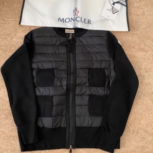 Moncler cardigan - Säljer vidare min moncler cardigan jacka i nyskick då den inte kommit till så mycket användning. Storlek L men passar M då den är lite mindre i storlek. Perfekt vår/sommarjacka 😍 kvitto finns!