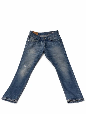 Blå raka jeans från Dondup  - Snygga blå jeans från Dondup med raka ben och coola slitningar framtill. Klassisk femficksmodell med dragkedja och knapp. Jeansen har en tvättad look och detaljer på bakfickorna. Perfekta för en avslappnad stil.