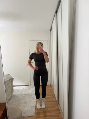 Mörkgrå seamless tights från Thrivin  - Säljer ett par mörkgrå seamless tights från Thrivin. De har hög midja och ribbade detaljer längs benen för extra kompression och snygg passform. Perfekta för gymmet eller annan träning. Materialet är stretchigt och följsamt.            De är endast provade och har prislapp kvar. Skickas i originalförpackning!✨