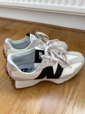 New Balance 327 - Säljer mina New Balance skor i storlek 41. köpte dem för cirka en månad sedan och har endast haft på mig dom några gånger de är fortfarande i bra skick och ser nästan nya ut.