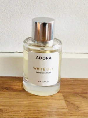 Adora White Lily Eau de Parfum - Adora White lily parfym, lite använt se bild 