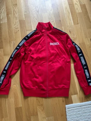 Röd zip hoodie från Hoodrich - Snygg röd hoodie från Hoodrich. Storlek S och helt fläckfri.