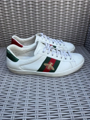 Gucci Ace Bee - Gucci Ace || Storlek EU 42,5 UK 8,5 || Skorna är i bra skick (se bilder) || Tveka inte på att höra av dig vid frågor eller funderingar 