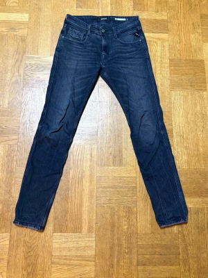 Mörkblå slim fit jeans från Replay - Säljer ett par Replay Anbass jeans i en mörkgrå/ svart tvätt. Jeansen är i mycket gott skick och har använts sparsamt! Storleken är W32/L34. Hör av er vid frågor 🙌