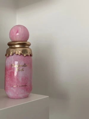 Paris Corner Marshmallow Blush EdP - Säljer då den inte kommer till användning, tror det är lite mer än hälften kvar så kanske 60-70 ml kvar.      Påminner om Kayalis Yum Boujee.                      Parfymen är ganska söt, fluffig och krämig doft. Den öppnar med friska jordgubbar och hallon, men landar sedan i en bas av rostad marshmallow, vispgrädde och varm vanilj. 