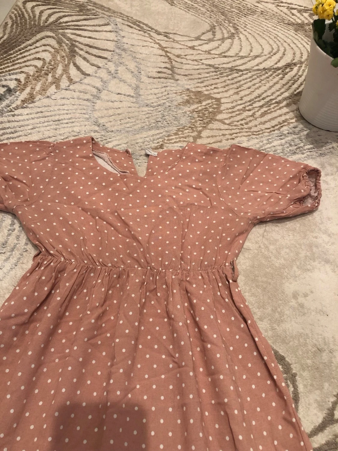 Lång prickig klänning i beige - 4