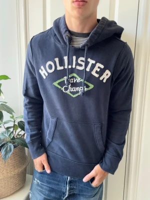 Hollister hoodie  - Hollister hoodie, Inga defekter! Modellen i bilderna är 180 cm 75 kg och bär Storlek S , Kom med frågor! 🌟 (Kan gå ned i pris vid köp av paket 😉) 