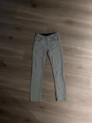 Ljusblå skinny jeans från Levi's - Säljer ett par ljusblå skinny jeans från Levi's med klassisk femficksdesign och läderpatch bak i midjan. Jeansen har smal passform och normal midja, perfekta för en clean och stilren look.