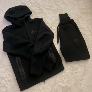 Nike Tech Fleece Dress - Hej! Sälje nu min Nike tech fleece dress både tröjan och byxorna i storlek XS, bra skick 8/10. Hör av er vid frågor eller vid intresse!😁
