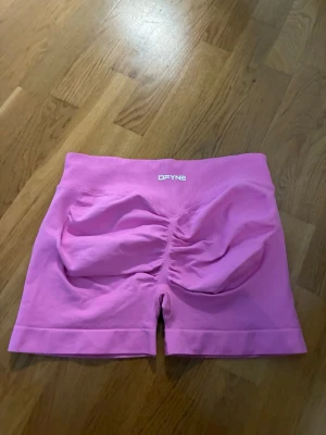 Rosa shorts från DFYNE - Säljer pink Dfyne sport/träningsshorts. Köpt på Vinted, så äktheten är inte garanterad. Storlek Asian L, vilket motsvarar ungefär en storlek M. Utmärkt skick. 🤍