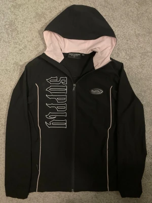 Supply&Demand jacka - Säljer en Supply&Demand jacka. Köptes på JD sports för 799 men säljer för 299. Passform 170cm skick 9/10!!                                                    🚨 säljer billigt för vill rensa garderoben 🚨 