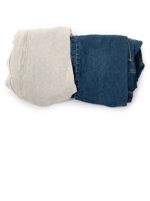 Två par jeans i blått och grått  - Säljer två par jeans, ett i klassiskt blå denim och ett i grått. Båda har rak passform och femficksdesign. Perfekta för en avslappnad och trendig stil!