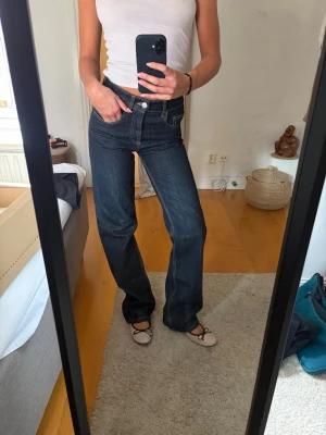 Mörkblå raka jeans med kontrastsömmar - Säljer ett par mörkblå jeans med raka ben och kontrastsömmar. Säljer pga dom inte används💛